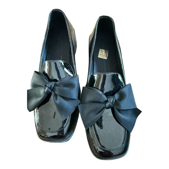 The Unbranded Brand Shoes - Black patent loafers with bow size 8 NEW